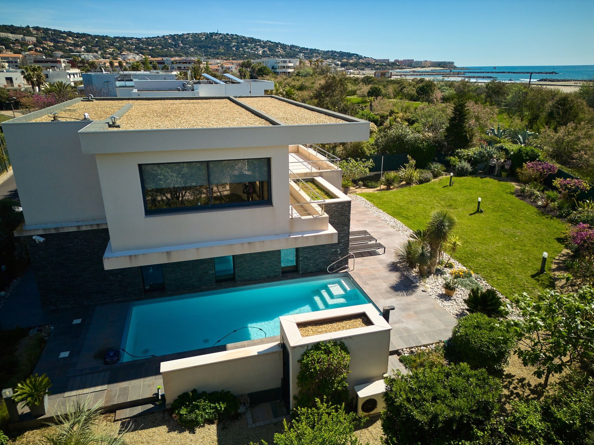 house 6 Rooms for sale on SETE (34200)