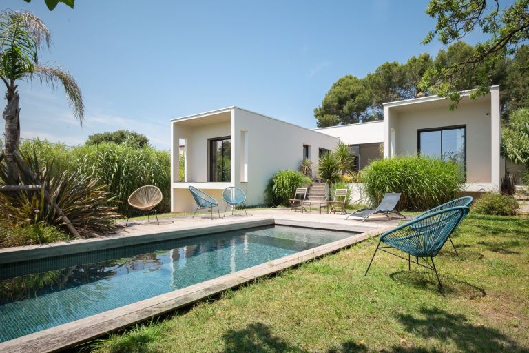 house 5 Rooms for sale on PEZENAS (34120)