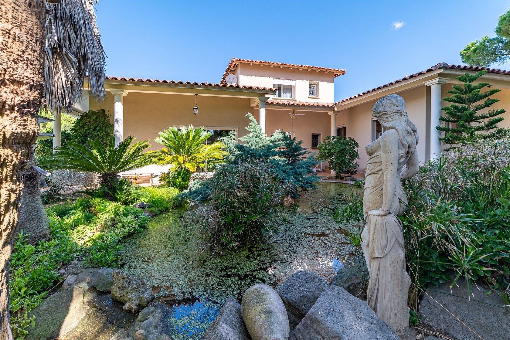 house 8 Rooms for sale on AGDE (34300)
