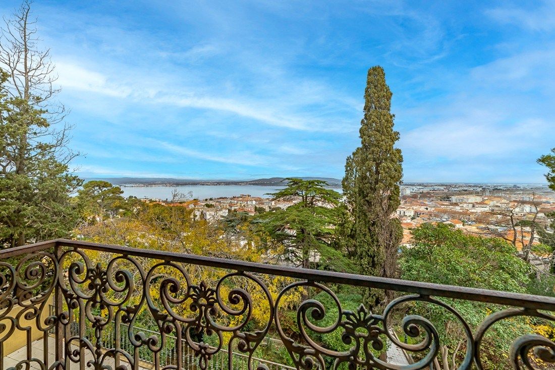 house 8 Rooms for sale on SETE (34200)