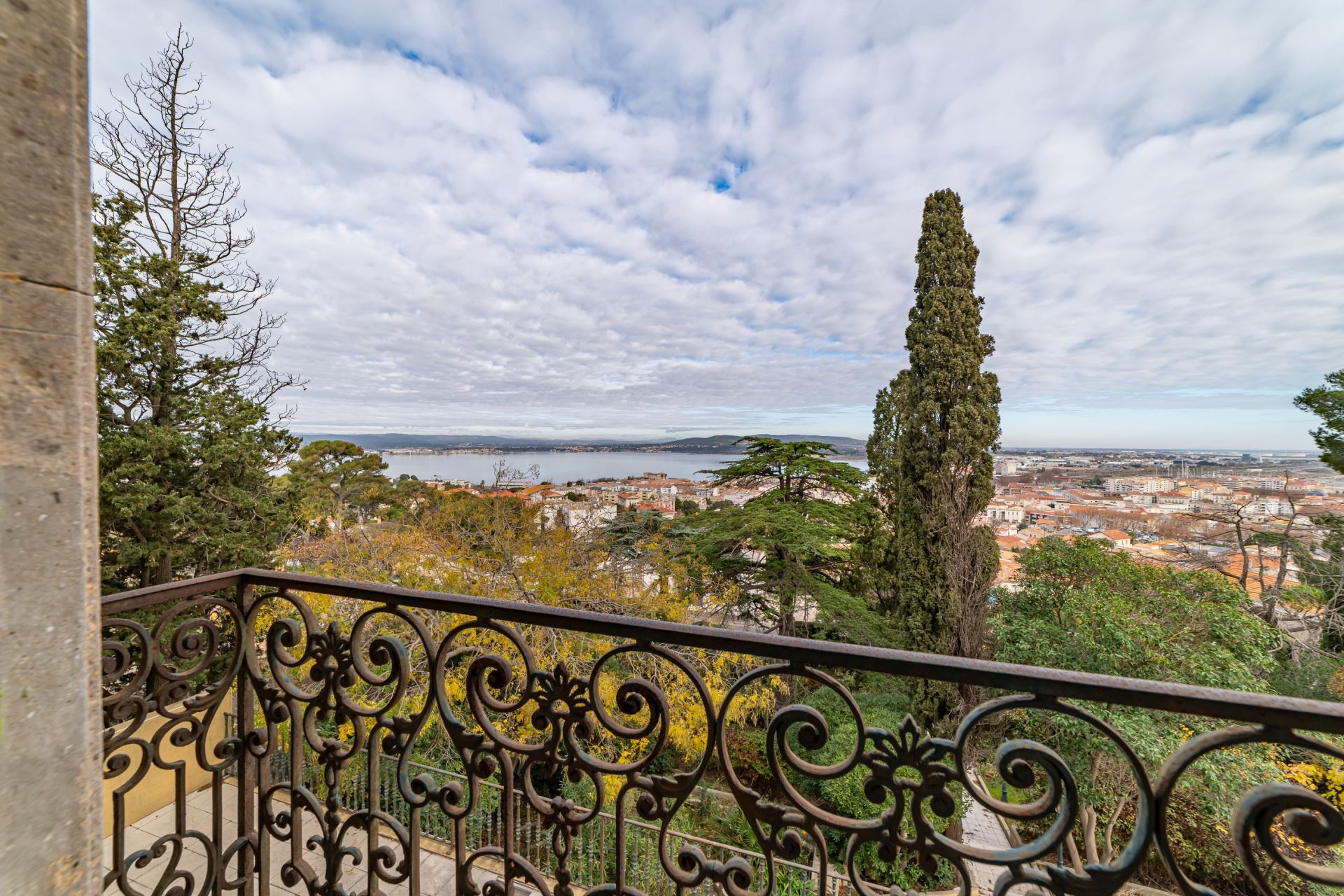 house 6 Rooms for sale on SETE (34200)