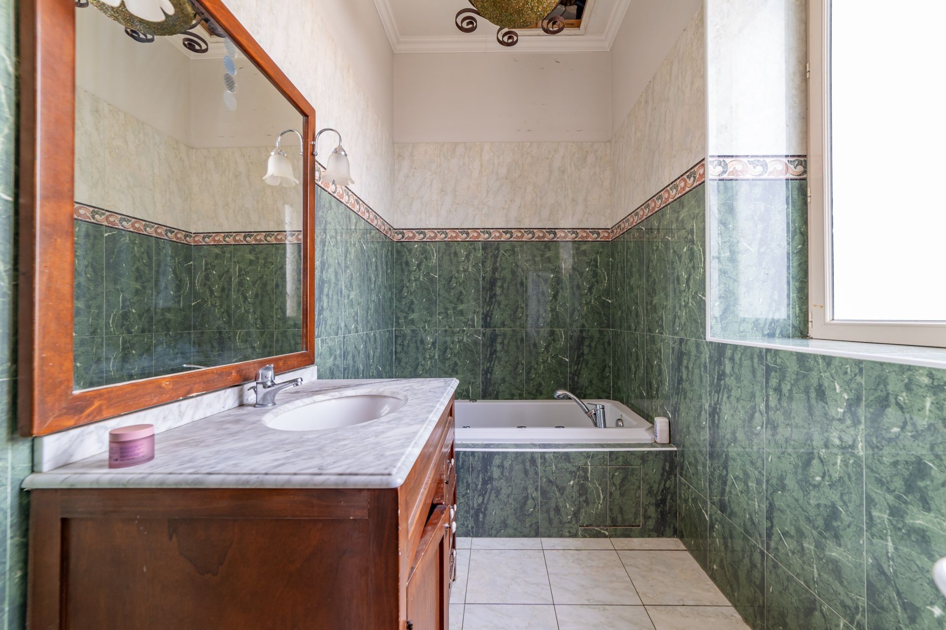 house 6 Rooms for sale on SETE (34200)