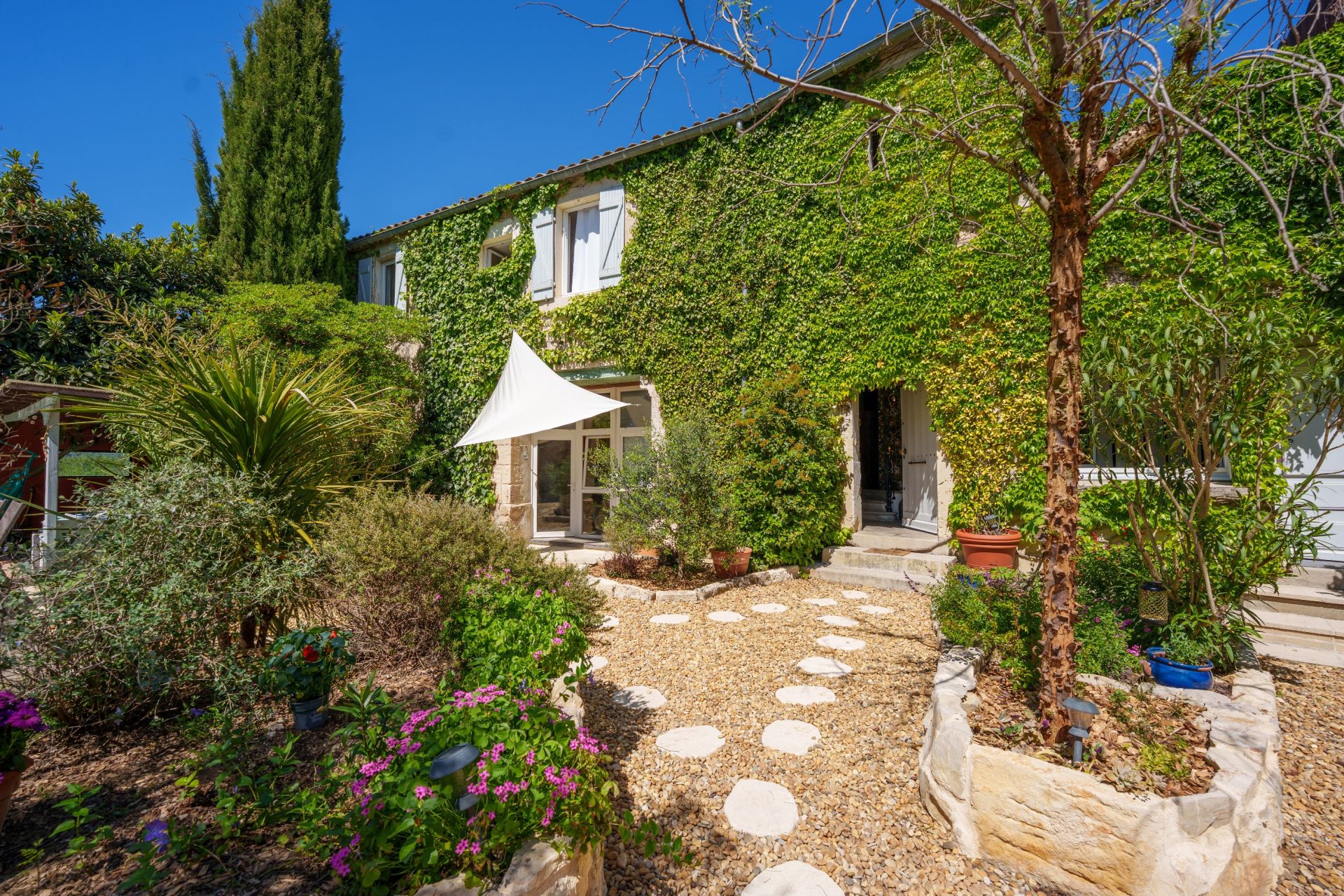 house 10 Rooms for sale on TEYRAN (34820)