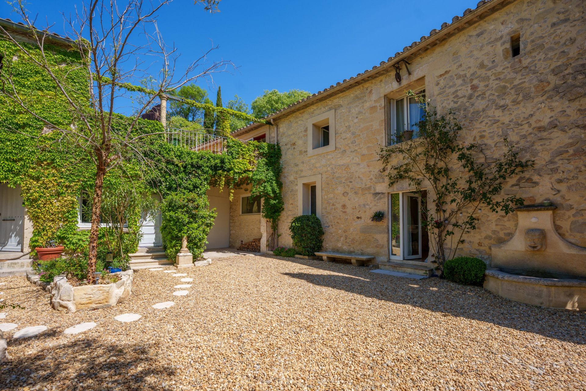 house 10 Rooms for sale on TEYRAN (34820)