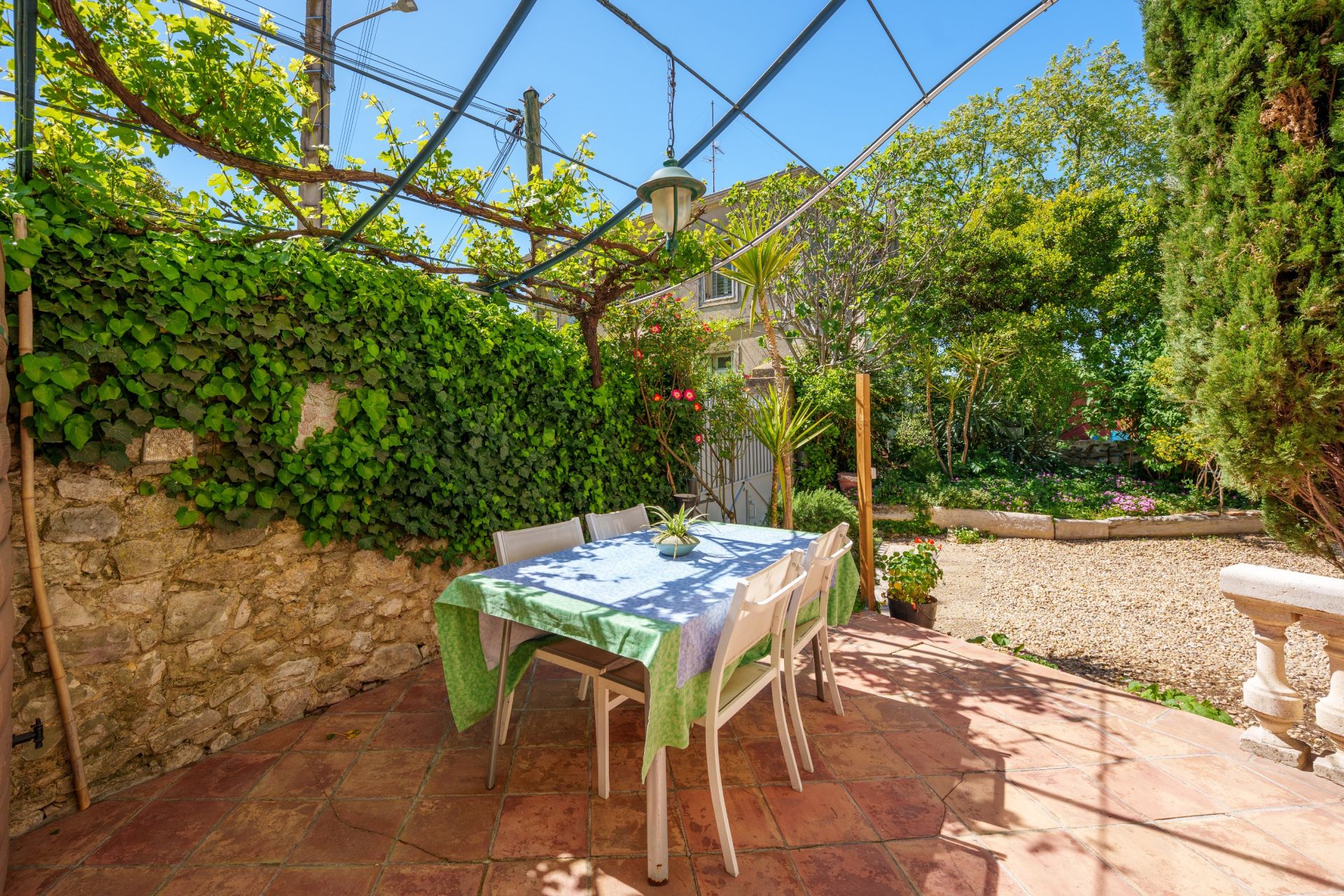 house 10 Rooms for sale on TEYRAN (34820)