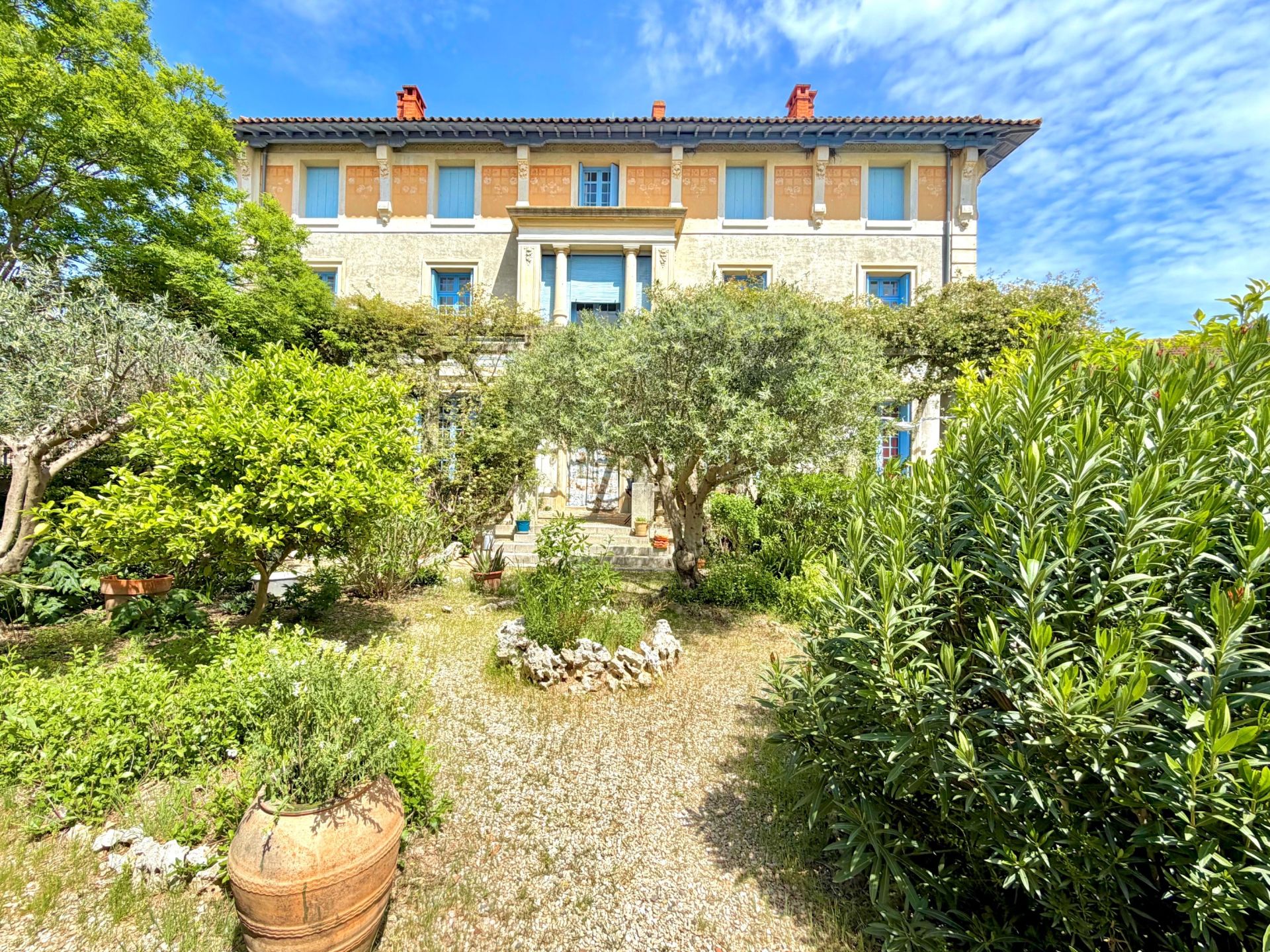 house 22 Rooms for sale on PEZENAS (34120)