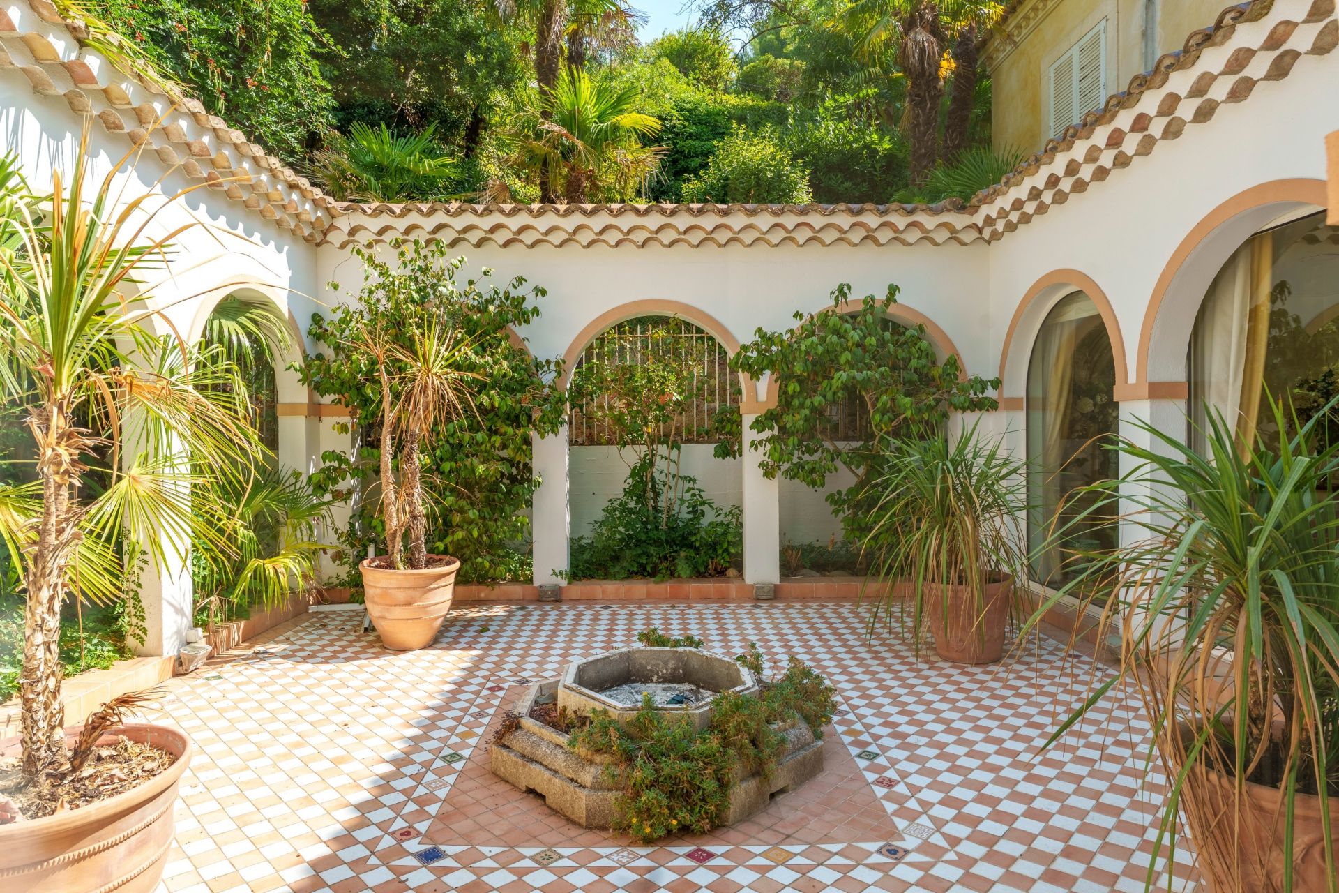 house 12 Rooms for sale on BEZIERS (34500)