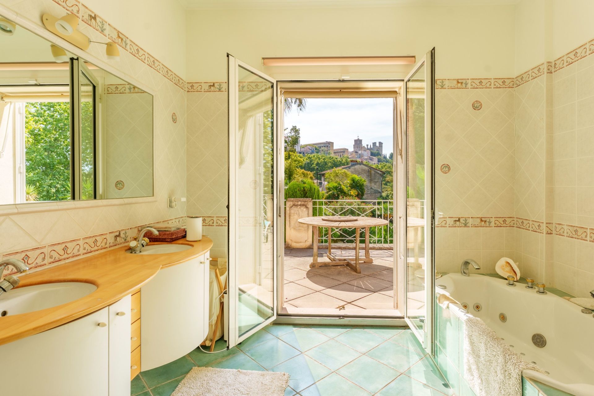 house 12 Rooms for sale on BEZIERS (34500)
